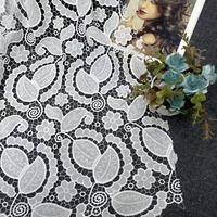 Tissu en dentelle guipure blanche brodée de feuilles florales, dentelle chimique à bord festonné pour robe de mariée, robe de mariée, couture DIY