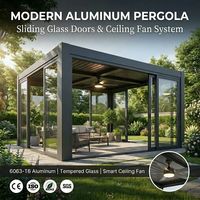 Pergola moderne en aluminium avec portes coulissantes en verre et ventilateur de plafond lumineux pour l'ombrage des espaces de vie extérieurs de villas haut de gamme