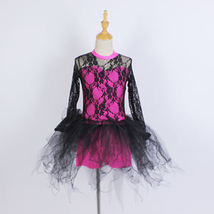 Robe de spectacle en tulle noir avec superposition en dentelle rose vif - Product Image 1
