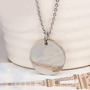 인기 디자인 도매 디스크 심플 디자인 사우디 18K PVD 골드 체인 쥬얼리 맞춤 이니셜 여성 참 네크리스 - Product Image 2