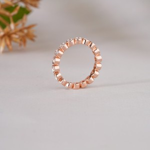 Bague Éternité Or Rose avec Pierres Blanches Rondes Élégante Bague de Mariage pour Femme Cadeau d'Anniversaire Bijoux Fins - Product Image 3