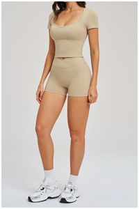 Conjunto de yoga para mujer: Top corto con cuello en V y leggings de cintura cruzada con efecto levantacola, de nailon, para gimnasio, fitness, running y ropa deportiva. - Product Image 2
