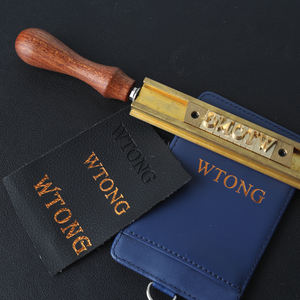 Logo personnalisé en cuir, bois, estampage à chaud, alphabet en laiton plaqué or, expressions en anglais, français, arabe, coréen, japonais, hébreu - Product Image 2