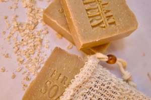 Savon nourrissant au miel et à l'avoine, procédé à froid, avec texture exfoliante douce pour une routine quotidienne de soin de la peau - Product Image 4
