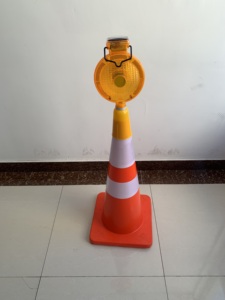 Feux de signalisation jaunes clignotants, lampes solaires à LED d'avertissement, lampes de chantier, cônes de signalisation routière - Product Image 6