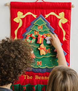 Nuovo Calendario dell'Avvento per Bambini Personalizzato Rosso con Albero Verde, Tasche Morbide, Numeri Ricamati, Giocattolo Semplice - Product Image 4