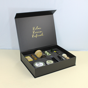 Boîtes d'emballage cadeau en papier kraft noir pliables magnétiques personnalisées pour vêtements - Product Image 1