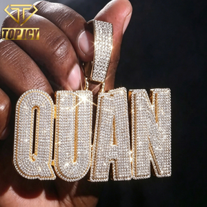 Ciondolo Lettera Personalizzata Hip Hop in Ottone con Zirconi 5A, Charm Cubano Scintillante Placcato Oro/Argento per Uomo e Donna - Product Image 1