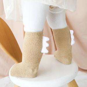 Chaussons antidérapants pour nouveau-nés, mignons, en forme de dinosaure, chaussettes thermiques en fourrure, chaussettes pour bébé fille, 0-<span class=keywords><strong>3</strong></span> <span class=keywords><strong>mois</strong></span> - Product Image 4