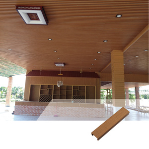 Panneau de faux plafond décoratif en WPC imitation teck Rucca, design strié, 40*25mm, étanche et ignifuge, pour intérieur moderne - Product Image 1