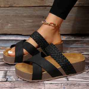 2025 babouches à semelles épaisses pour femmes sandales plates tissées confortables pour femmes pantoufles croisées - Product Image 1