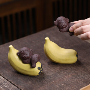 Figurine en céramique Zisha Tea Pet Monkey Banana Ornament, décoration de table en argile violette - Product Image 2