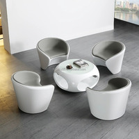 Combinaison moderne de table de réception et de fauteuil lounge avec table basse en fibre de verre écologique et cuir PU pour salon