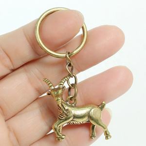 Portachiavi con ciondolo a forma di pecora zodiacale vintage in ottone massiccio fatto a mano all'ingrosso - Product Image 1