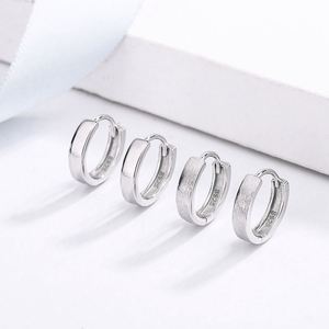 Pendientes de Aro y Tipo Huggie de Plata de Ley 925 con Baño de Rodio para Niñas y Niños - Regalo para Bodas y Fiestas, Joyería Fina - Product Image 2
