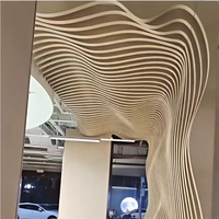 Panneau de porte et de plafond architectural moderne en alliage d'aluminium ondulé 3D, ignifuge et étanche, fabriqué en Chine, pour aéroports, hôpitaux et villas