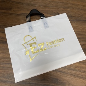 Bolsa de compras de plástico poliéster negro mate al por mayor, bolsa de compras con asa suave y logotipo personalizado impreso para tienda de ropa - Product Image 6