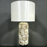 Lámpara de Mesa Artesanal con Diseño de Flor de Concha, Estilo Costero de Lujo con Pantalla de Tela para Dormitorio y Sala de Estar