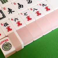 Vente en gros de jeux de mahjong américains personnalisés avec logo, comprenant un mélangeur, un sac à fermeture éclair, un étui pour les règles, un coffret cadeau et des accessoires
