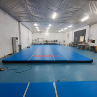 Piste d'air en PVC personnalisé étanche à l'air gonflable aire de jeux intérieure pour salle de sport football et entraînement sportif avec fonction d'escalade