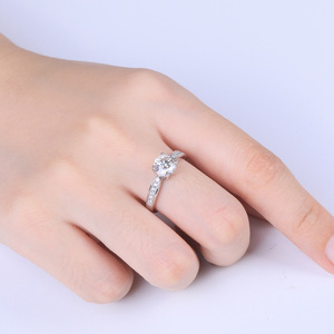 Cincin Tunangan Moissanite Grosir Perhiasan Alibaba Perak S925 Berlian VVS 1CT Batu Permata Dengan Sertifikat R.GEM. - Product Image 5