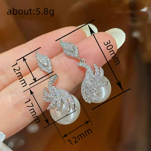 Orecchini Pendenti con Foglia di Zircone e Perla Simulata per Donne, Eleganti Gioielli da Sposa e Moda - Product Image 5