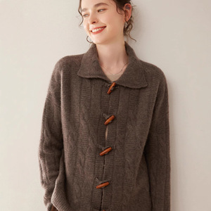 <span class=keywords><strong>Cardigan</strong></span> in Cashmere da donna con cavo lavorato a maglia e girocollo con bottoni in legno - Product Image 2