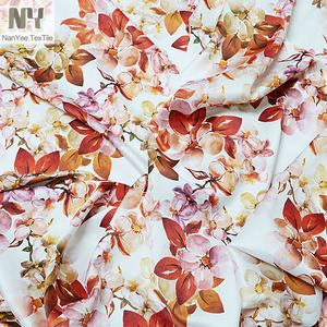 Nanyee Textile, spécialiste du tissu <span class=keywords><strong>satiné</strong></span> élastique en polyester à motifs de feuilles rouges par transfert thermique - Product Image 1
