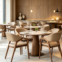 Chaise de bureau de luxe avec dossier, chaise de restaurant en bois massif de designer italien, avec accoudoirs et revêtement souple