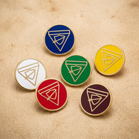Pins de revers personnalisés en alliage de zinc moulé sous pression, émail dur, plaqué or, relief 3D, pour club de vente en gros