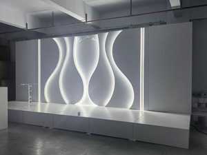 Perlengkapan Pesta Profesional Terbaru, Dekorasi Panggung 3D PVC Bentuk Gelombang Putih Modern untuk Pernikahan dengan Lampu LED - Product Image 6