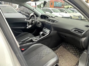 La Dongfeng <span class=keywords><strong>Peugeot</strong></span> <span class=keywords><strong>308</strong></span> 5 places est fabriquée en Chine avec une boîte de vitesses automatique, une voiture à essence. - Product Image 2