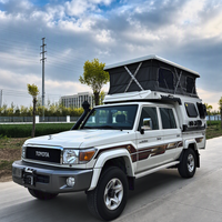 Camper de camion tout-terrain avec logo personnalisé, adaptable à la benne de pick-up, avec porte-bagages de toit et échelle pour le camping