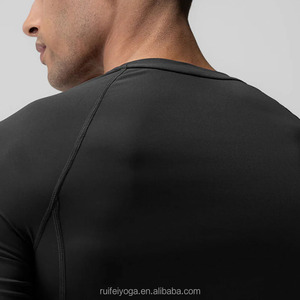 T-shirt da <span class=keywords><strong>uomo</strong></span> a <span class=keywords><strong>mezza</strong></span> <span class=keywords><strong>manica</strong></span> per palestra e fitness, personalizzabile OEM, ad asciugatura rapida, vestibilità slim, casual, compressiva, a taglio cropped, modello muscle fit. - Product Image 4