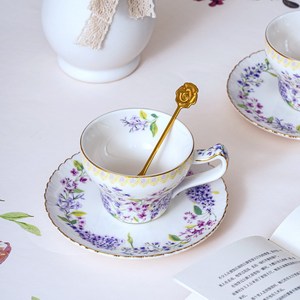 Taza y Platillo de Cerámica Estilo Campestre Francés - Diseño Floral Lila con Borde Dorado para Té de la Tarde - Product Image 2
