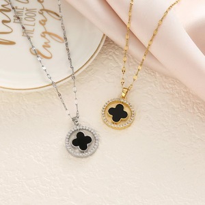 Vente en gros Chaîne en acier inoxydable Collier avec pendentif trèfle en zircon incrusté de zircons plaqué or 18 ct - Product Image 2