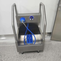 Station de lavage de bottes à opérateur unique avec brosse rotative pour l'axe des bottes et plaque de nettoyage de semelle intégrée pour l'hygiène industrielle