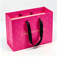 Sacs en papier magenta imprimés avec estampage à chaud, poignées en ruban, emballage cosmétique personnalisé, sacs cadeaux pour parfums, fournis directement par l'usine