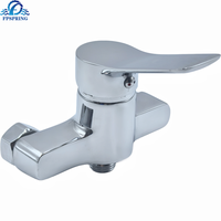 Robinet de lavabo monotrou chromé avec noyau de valve en céramique Robinets d'évier de salle de bain montés sur le pont classique Mitigeur Eau chaude et froide