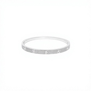 Brazalete Clásico de Plata 925 con Diamantes Redondos en Canal, Bañado en Rodio, Joyería Unisex para Uso Diario - Product Image 1