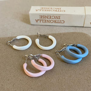 Gota de aceite de color macarrón de gama alta minimalista para mujer, pendientes versátiles de moda elegante y fresca - Product Image 1