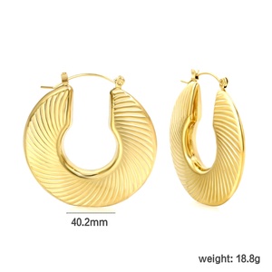 Orecchini a Cerchio Vintage Huggies Grandi e Spessi in Acciaio Inossidabile Anallergico e Inossidabile Placcati Oro 18K per Donna - Product Image 3