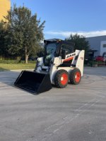 Livraison Gratuite Chargeuse Compacte sur Roues 2800KG avec Cabine Climatisée, Godet 4-en-1, Moteur, Pompe et Engrenages - Haute Efficacité pour