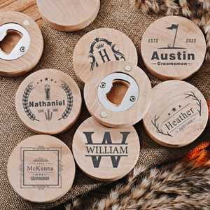 Abridor de Botellas de Madera Portátil y Duradero, Imán Personalizado para Refrigerador con Fecha y Nombres Grabados, Regalo para Amantes de la Cerveza, Invitados de Boda, Bares - Product Image 1