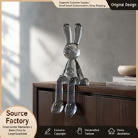 Sculpture de lapin souffleur de bulles en résine grise transparente à longues pattes, figurine de lapin assis sur le rebord pour étagère, bureau et cadeaux décoratifs