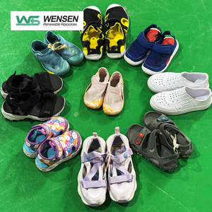 <span class=keywords><strong>Sandali</strong></span> per bambini di seconda mano Sole antiscivolo-sicuri per la spiaggia, il parco e la ricreazione scarpe di marca usate in vendita - Product Image 1