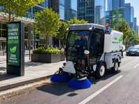 Balayeuse routière autotractée entièrement électrique Howe Tech, nouvelle, avec bac à poussière haute capacité de 2000 L, brosse réglable, pression d'eau froide