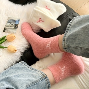 Kalın, Sıcak, Yumuşak, Pembe Peluş Polar Astarlı, Orta Boy, Kadınlar İçin Kalp Şeklinde Fiyonk Detaylı Tüylü Çoraplar - Product Image 2