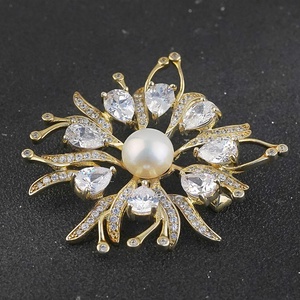 เข็มกลัดแฟชั่นผู้หญิงสุดหรู ประดับคริสตัล ไข่มุก และเพชรเทียมรูปดอกไม้ไฟ สำหรับงานแต่งงาน งานปาร์ตี้ และตกแต่งเสื้อผ้า - Product Image 2