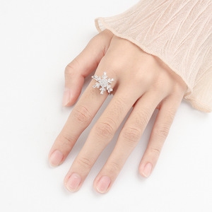 Anillo giratorio unisex de cobre chapado en oro con circonita, diseño de copo de nieve, ajustable, antiansiedad, sin cierre, que no se deslustra. - Product Image 3